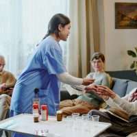 Cuidadora atendiendo a personas mayores en residencia en Madrid tras formación sociosanitaria